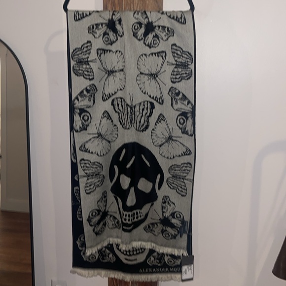 Alexander McQueen Black Ivory Butterfly Skull Wool Scarf. - Picture 4 of 6